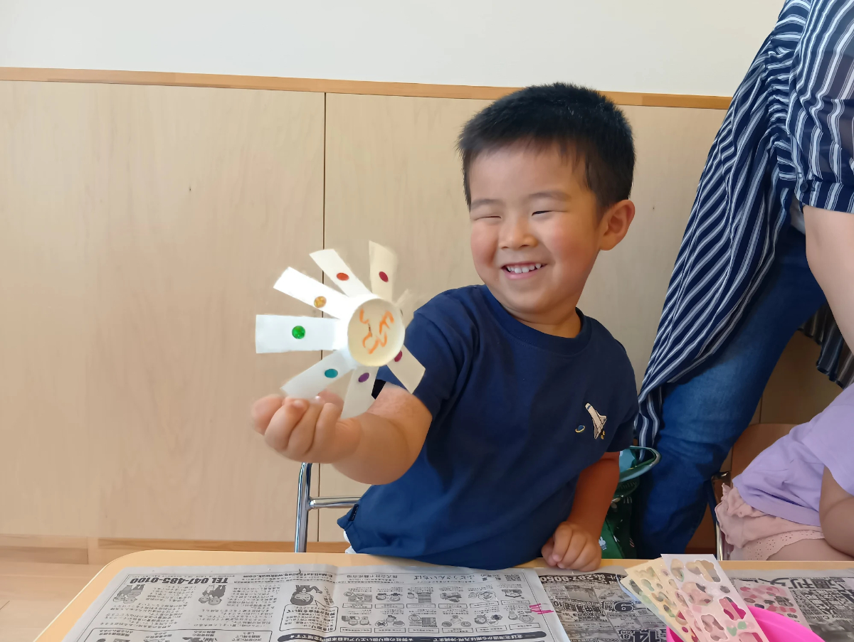 こま作りをする子ども