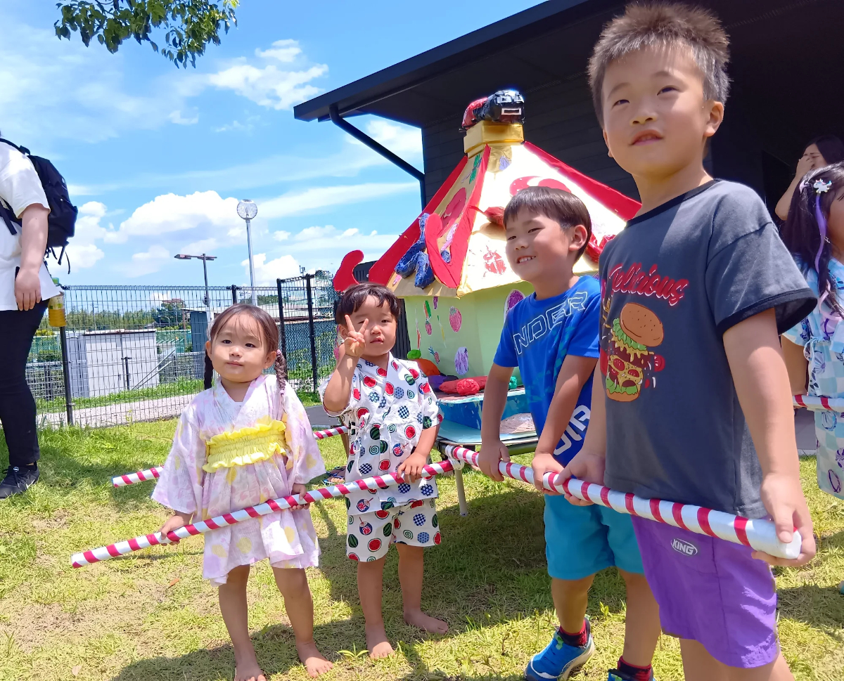 お神輿に触れて笑顔の子どもたち