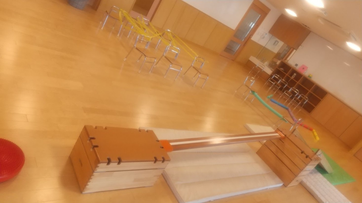 様々な遊具が設置された室内の様子