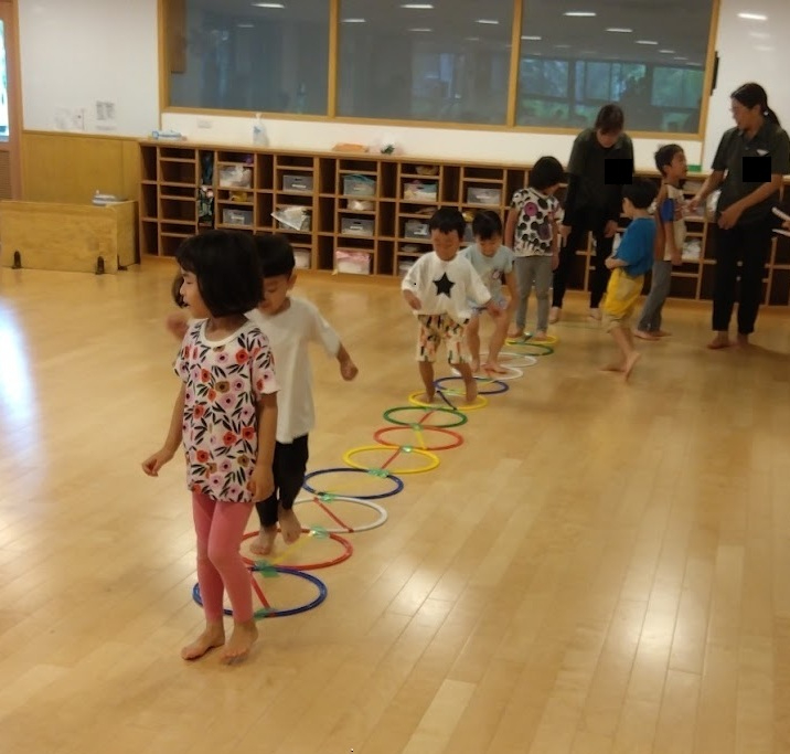サーキット遊びをする子どもたち