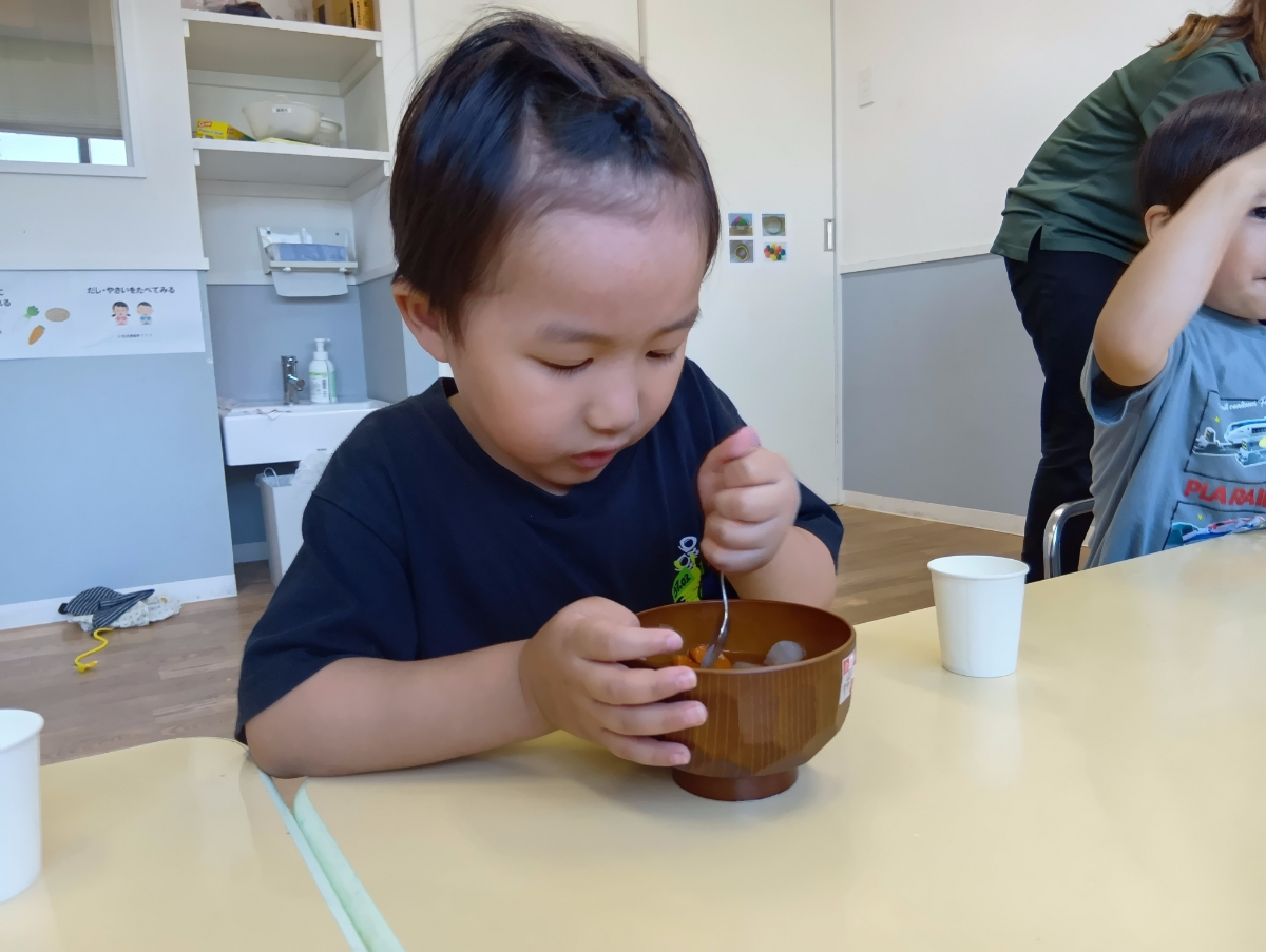 おすましを食べる子ども