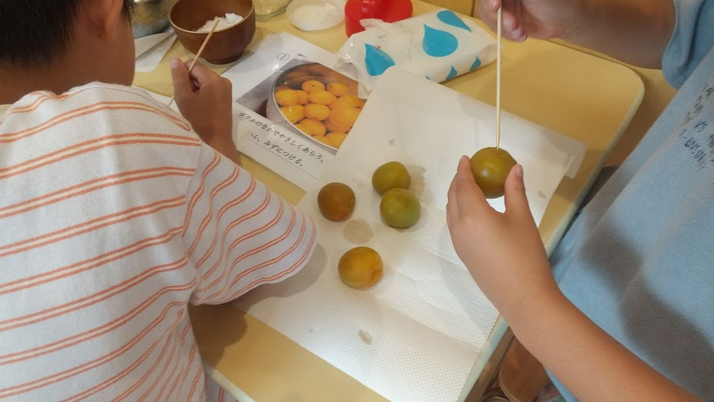梅のヘタを取る子どもたち