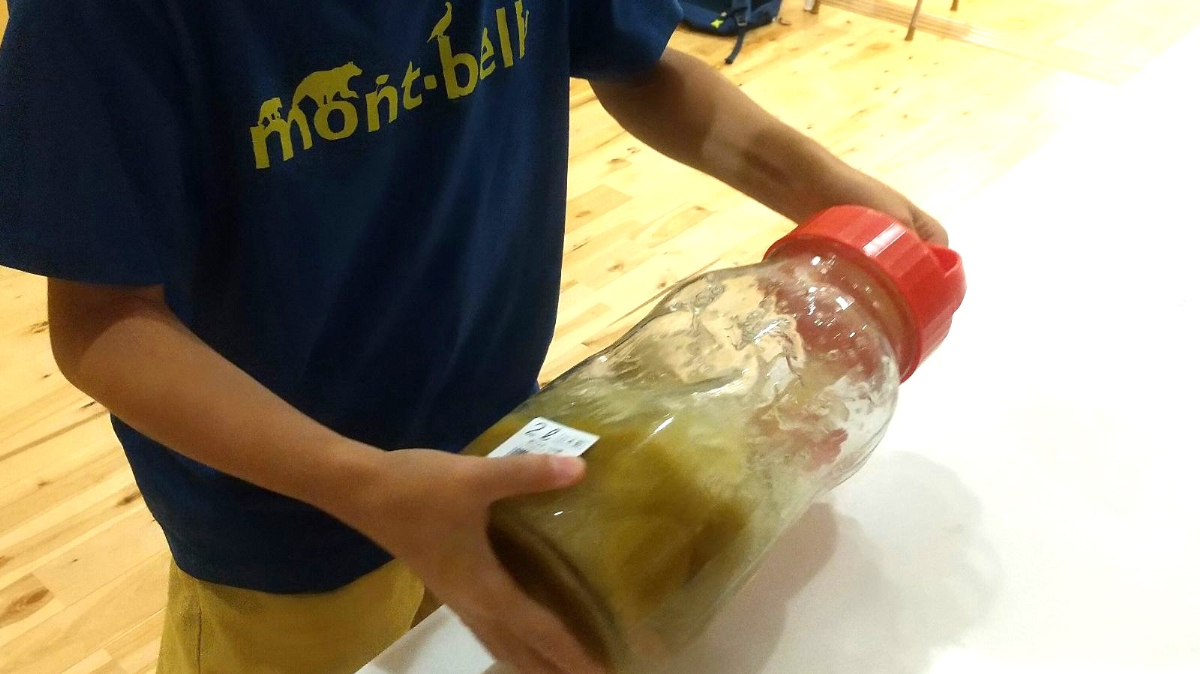 塩で漬け込んだ梅の瓶