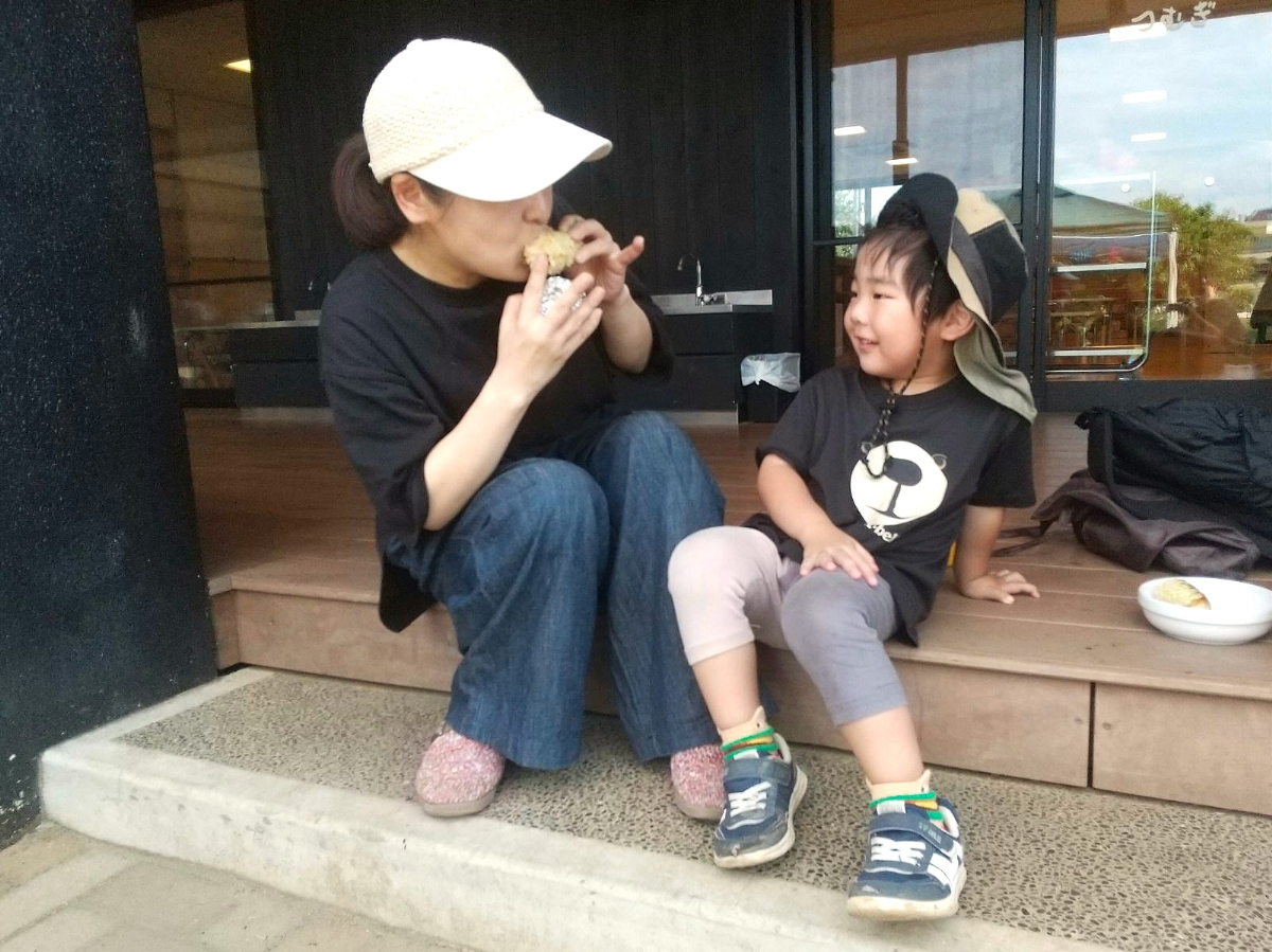 焼いた野菜を頬張る親子