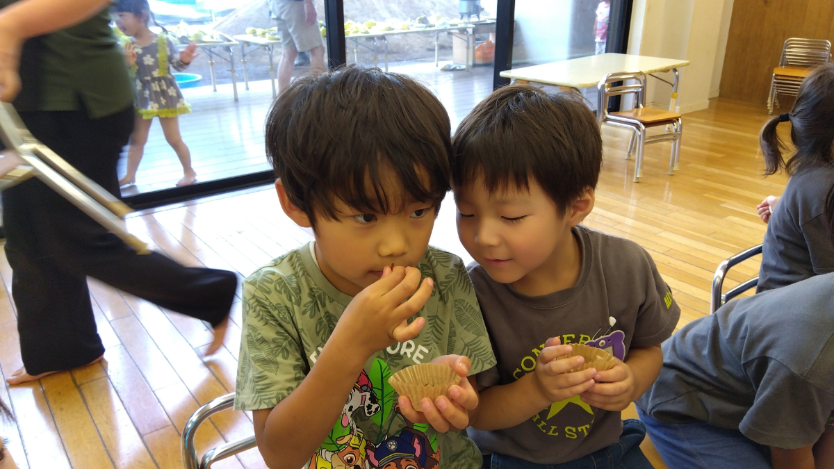 まぐろを味わう子どもたち