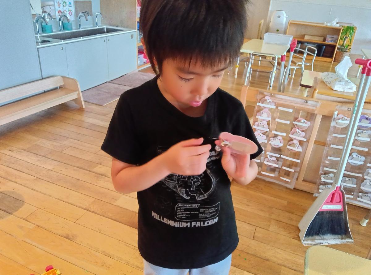 自分で名札を付ける子ども