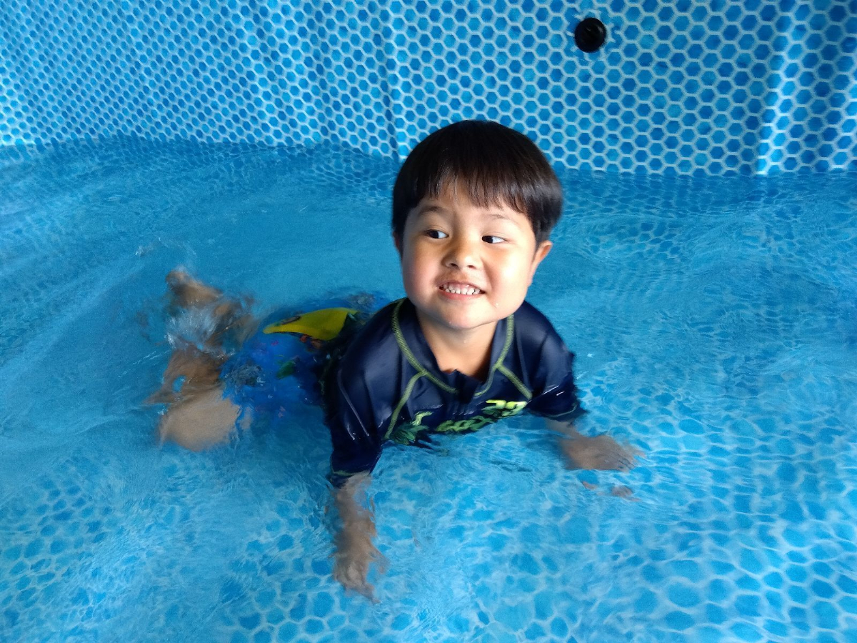 プールで遊ぶ子ども