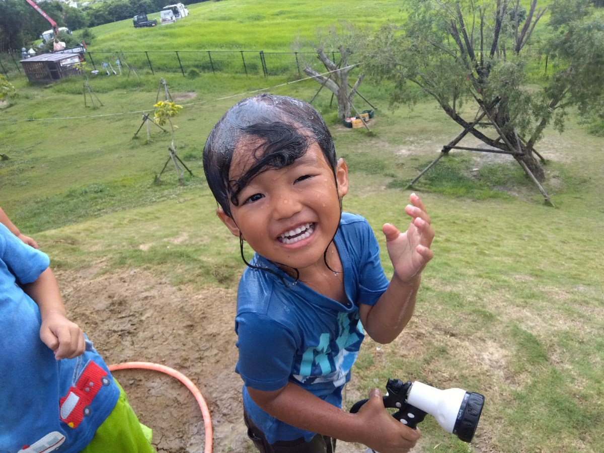 水をかけられて楽しそうな表情