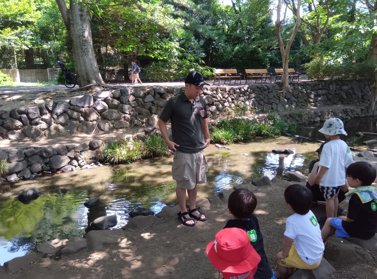 子どもたちに約束ごとを話すスタッフ