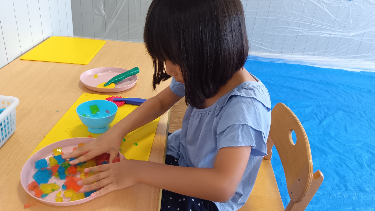 スライムと寒天で遊ぶ子ども