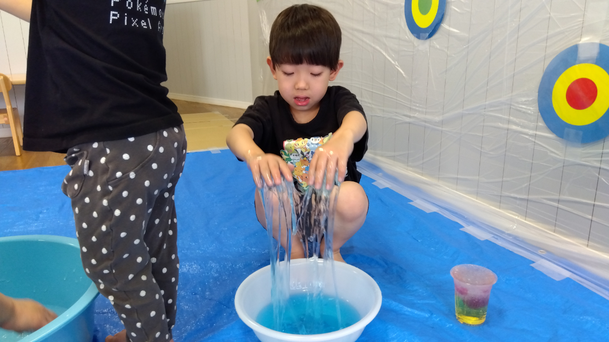 スライムを触って遊ぶ子ども