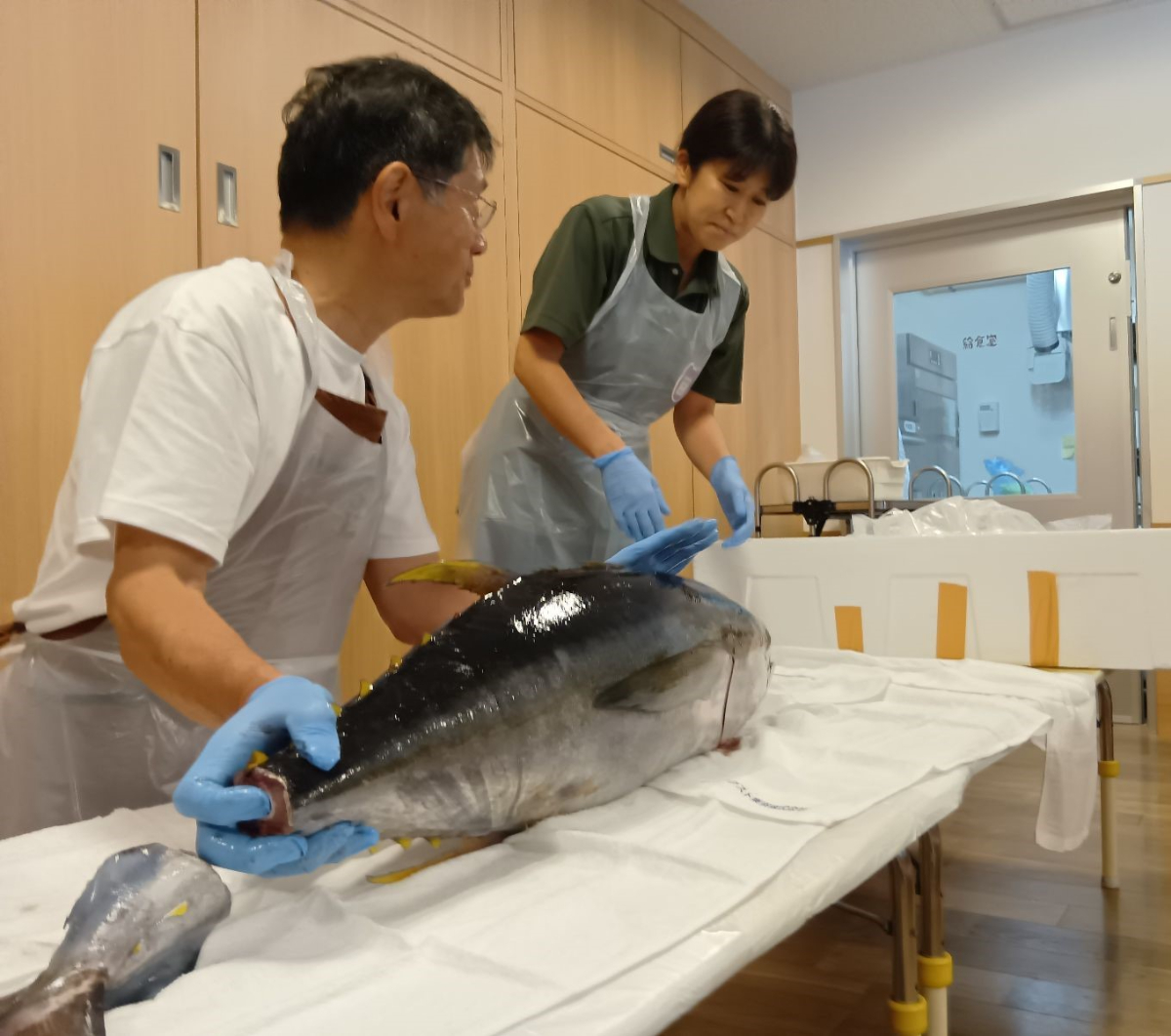 マグロを捌くようす