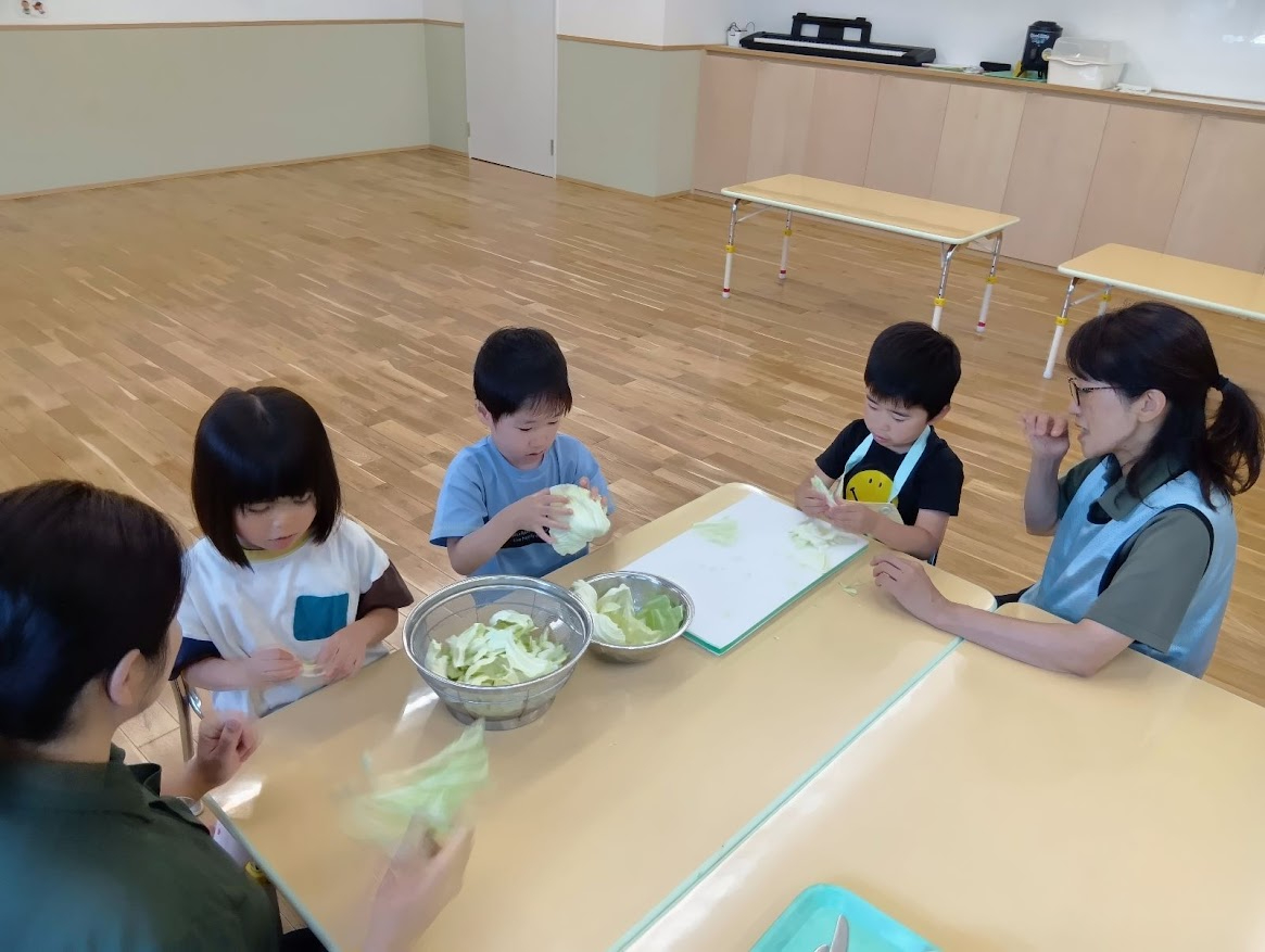 野菜を切る子どもたち
