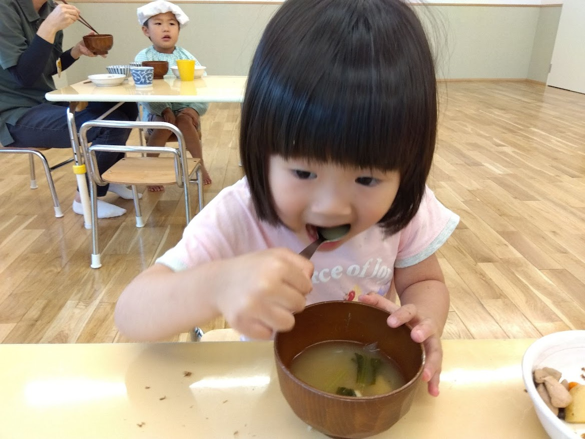 味噌汁を飲む子ども