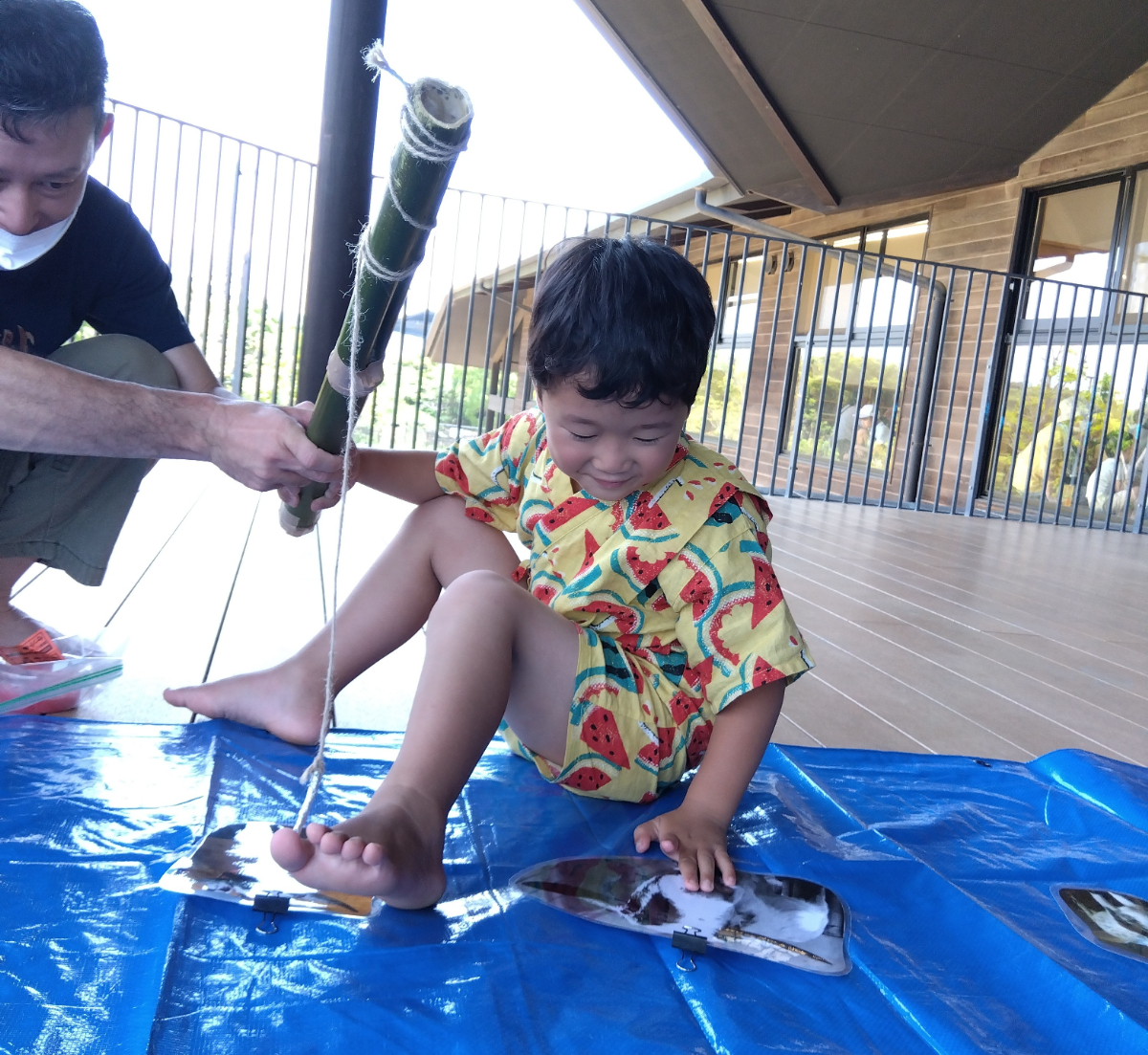 親子で生き物釣りを楽しむ様子