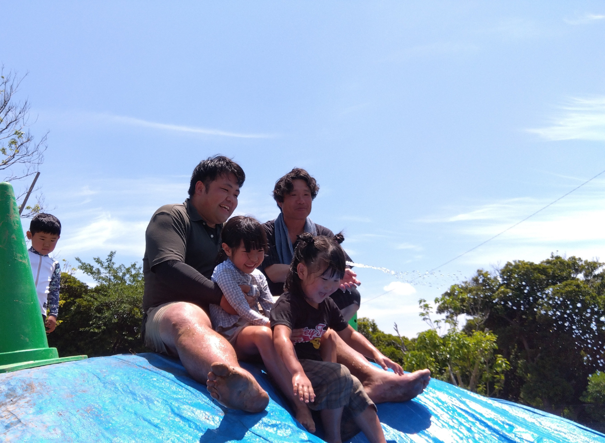 どろんこスライダーを楽しむ親子
