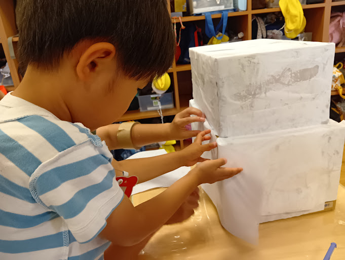 紙を張り付けるようす