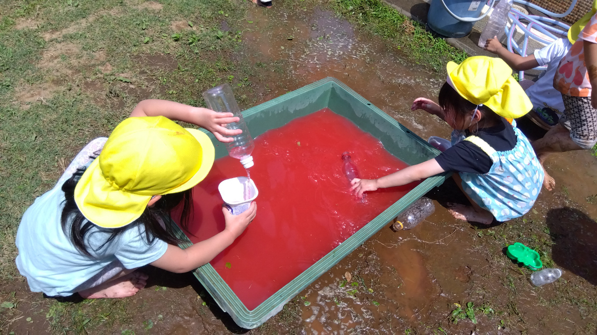 色水で遊ぶ子どもたち