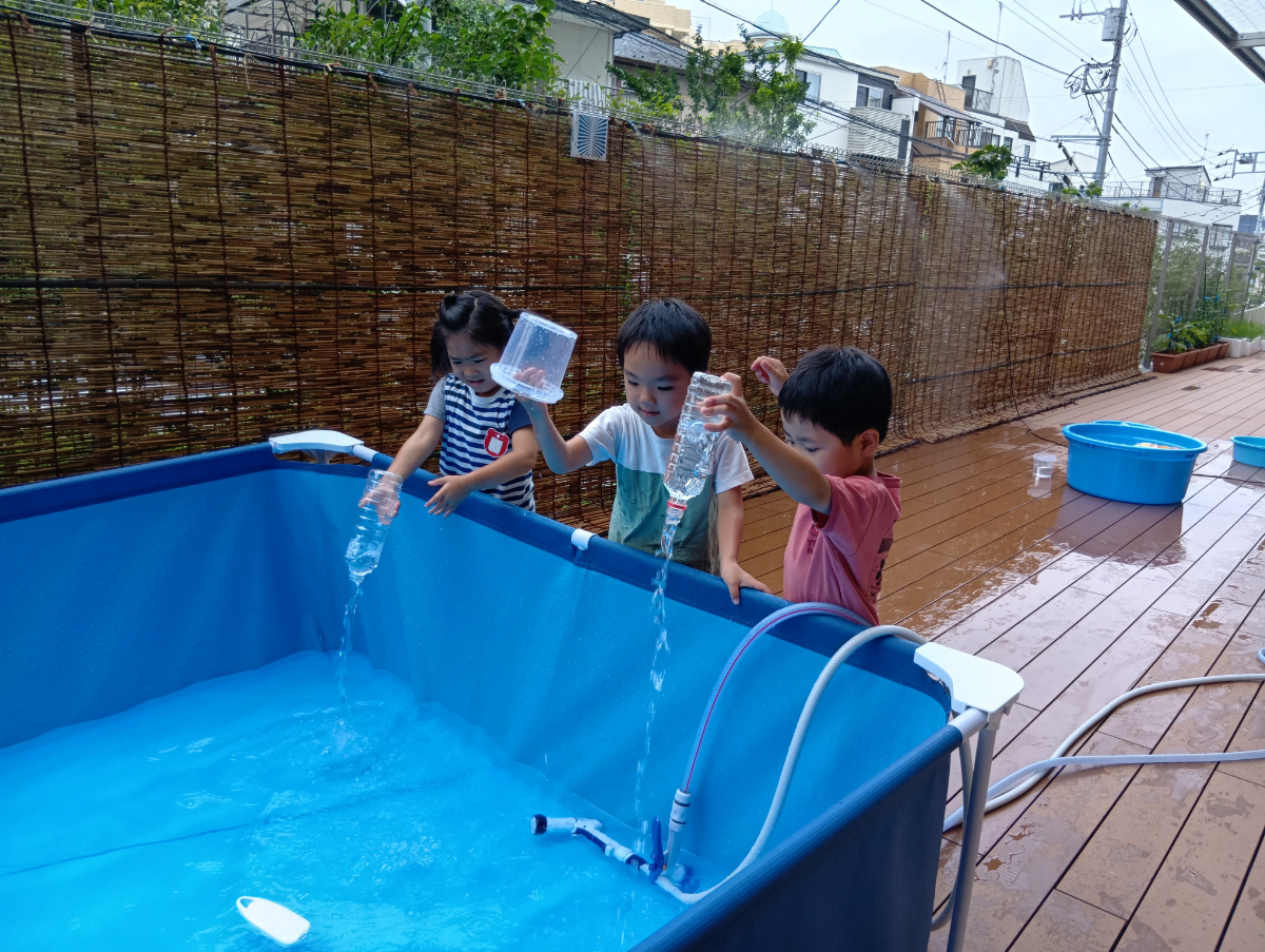 プールに水を入れる様子