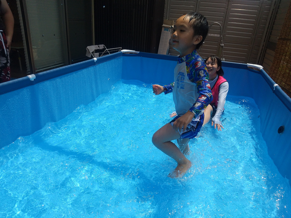 プールで遊ぶ子ども