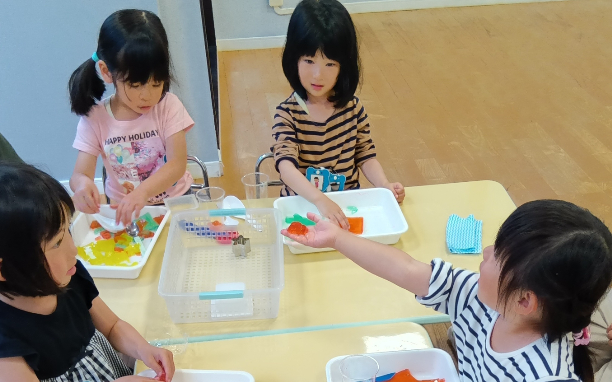 友だちに出来上がった寒天を見せる