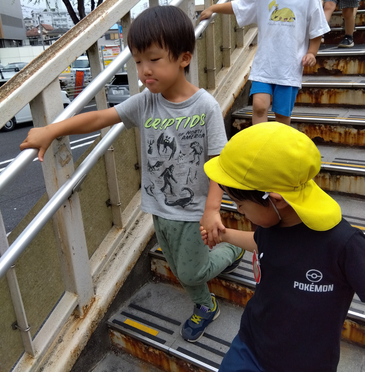 友だちと手を繋いで散歩する様子