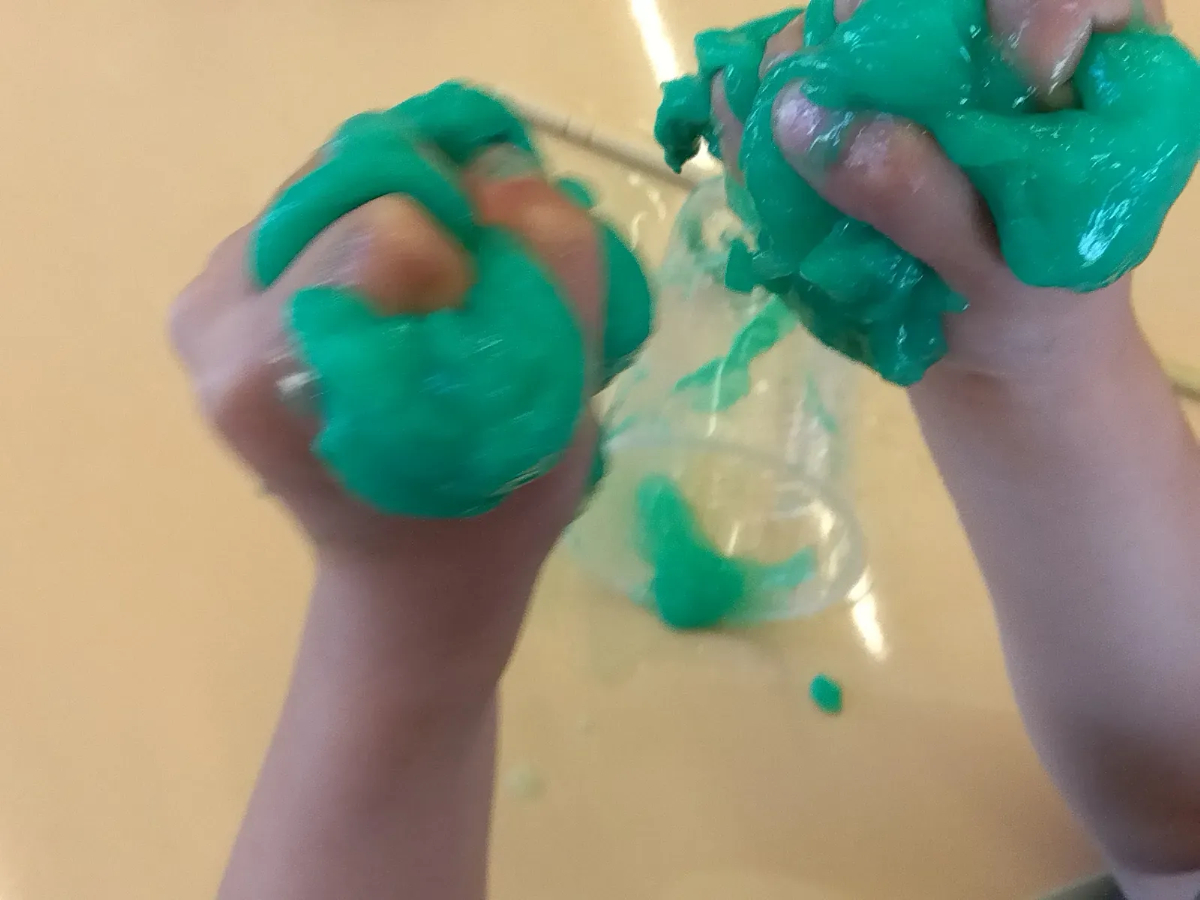 スライムをつかむ子どもの手
