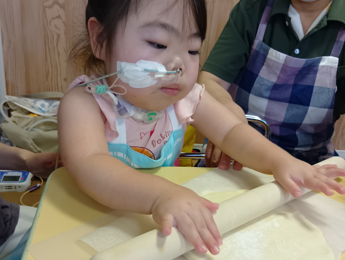 生地をのばす子ども