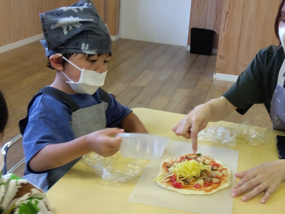生地に具材を乗せる子ども