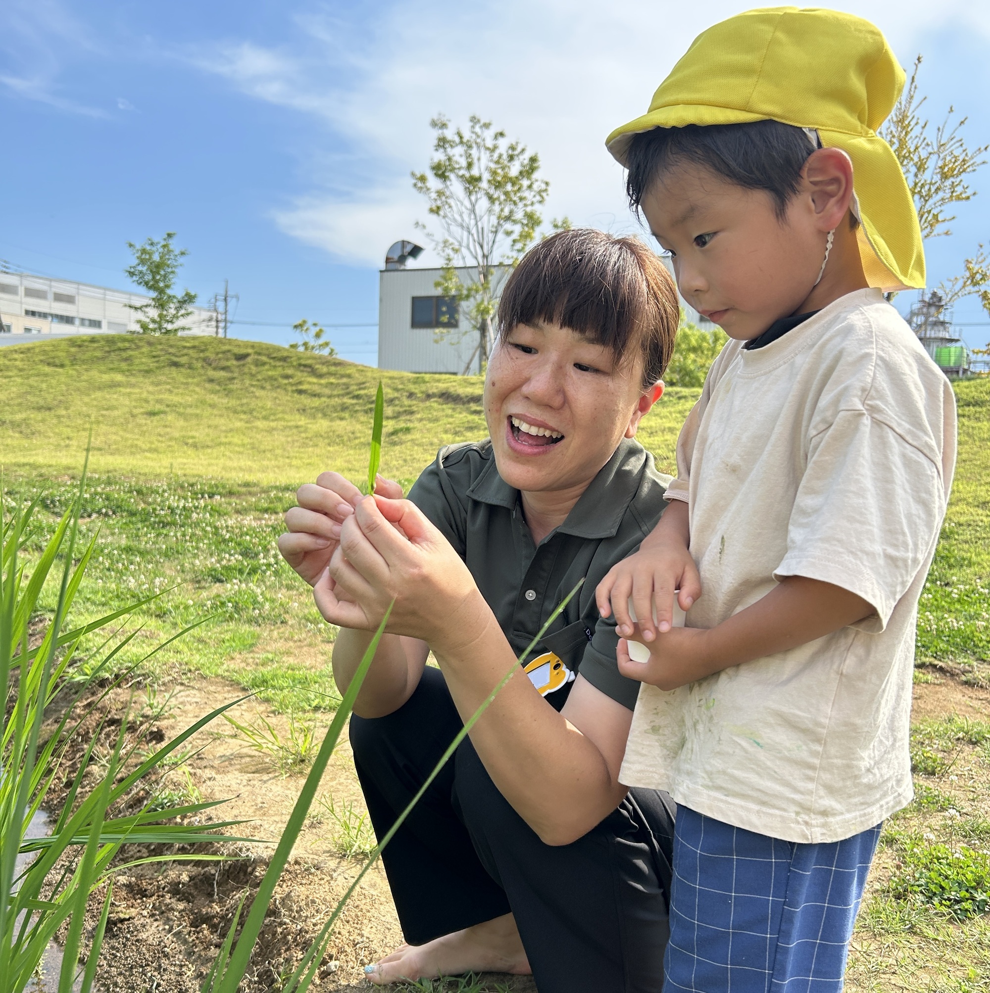 黒澤さんが戸外で子どもと遊ぶ様子