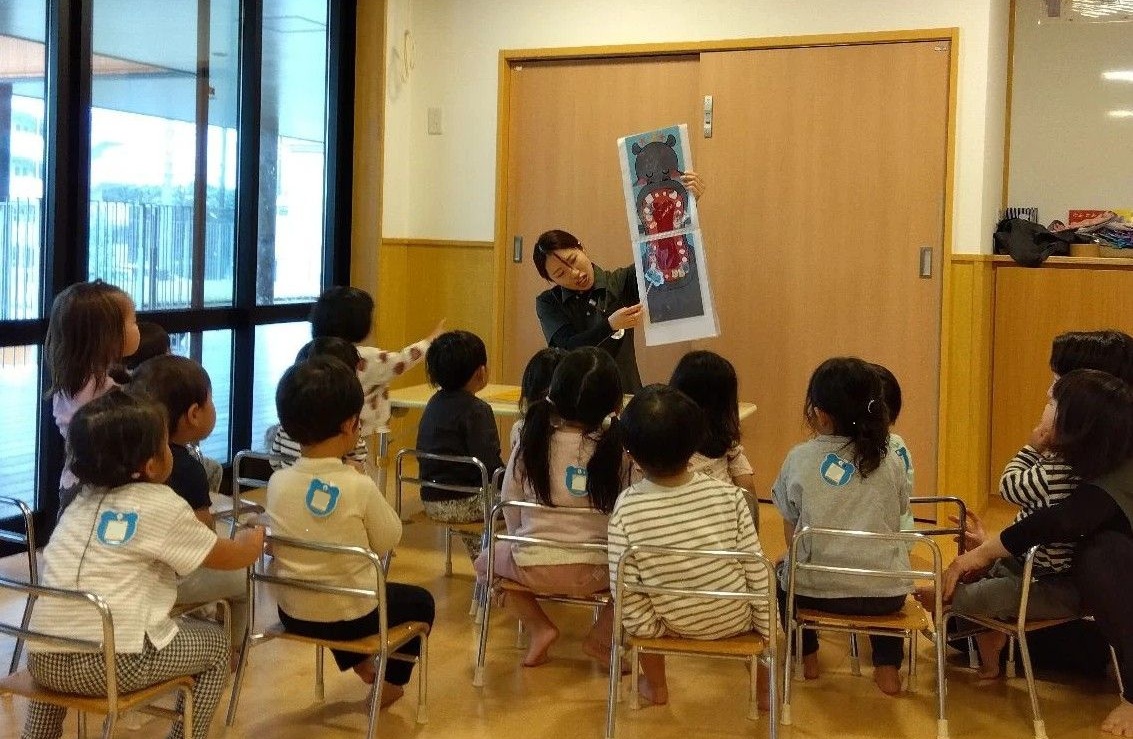 保健指導で子どもたちに歯磨きのポイントを伝える牧野さん