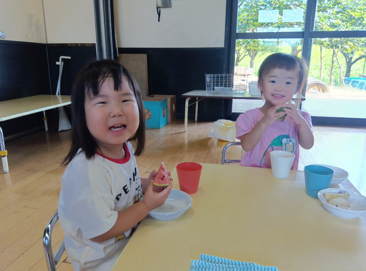 育てたすいかを食べる子どもたち