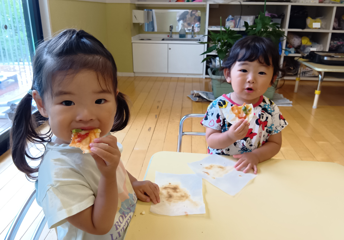 ピザを食べる子どもたち