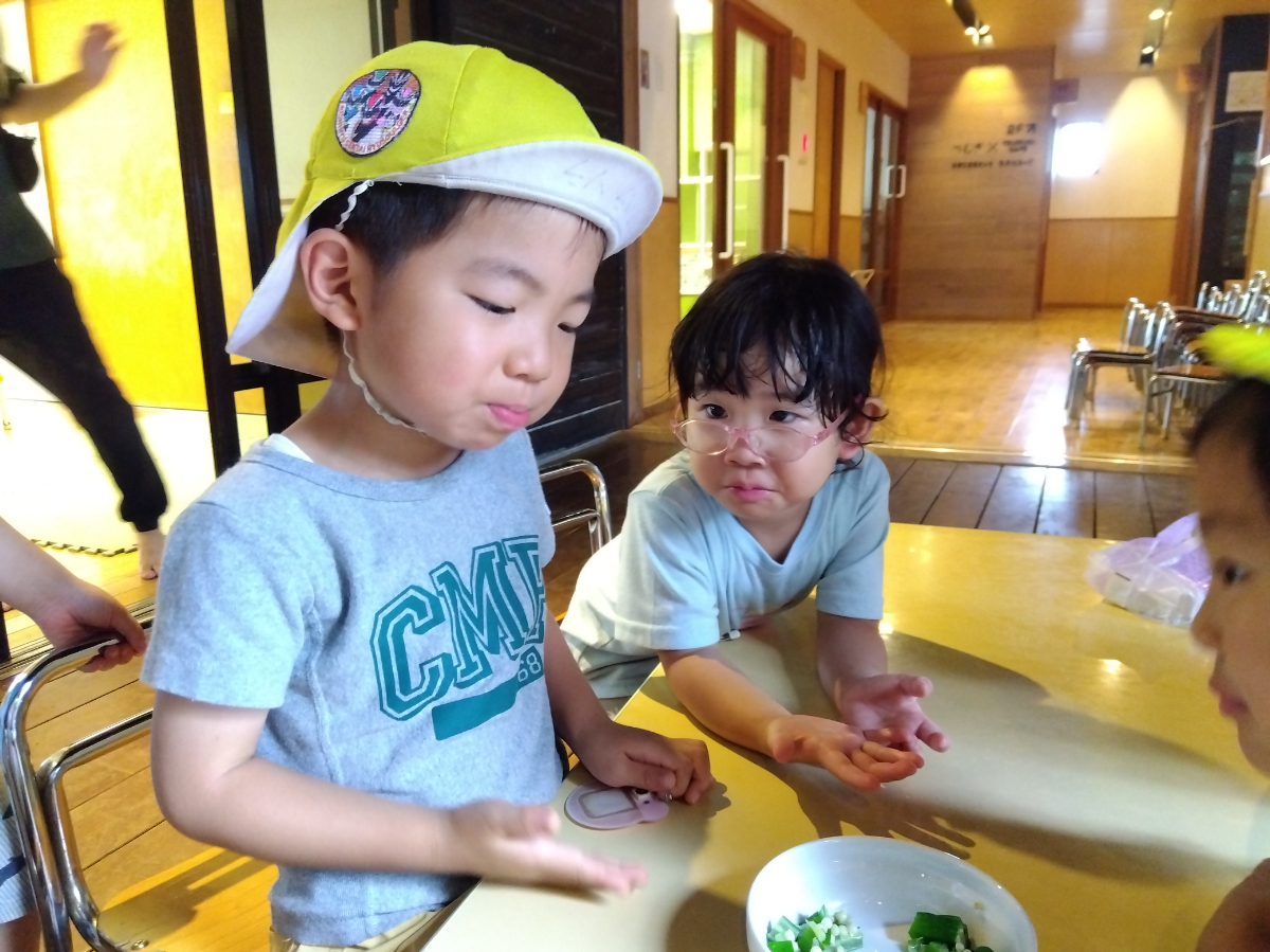 オクラを食べてみる子ども
