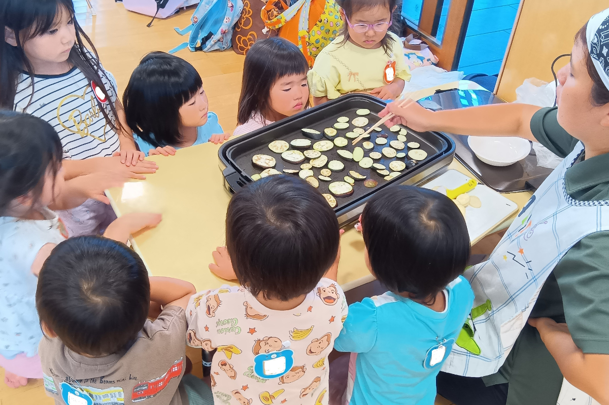 育てたナスを焼く様子