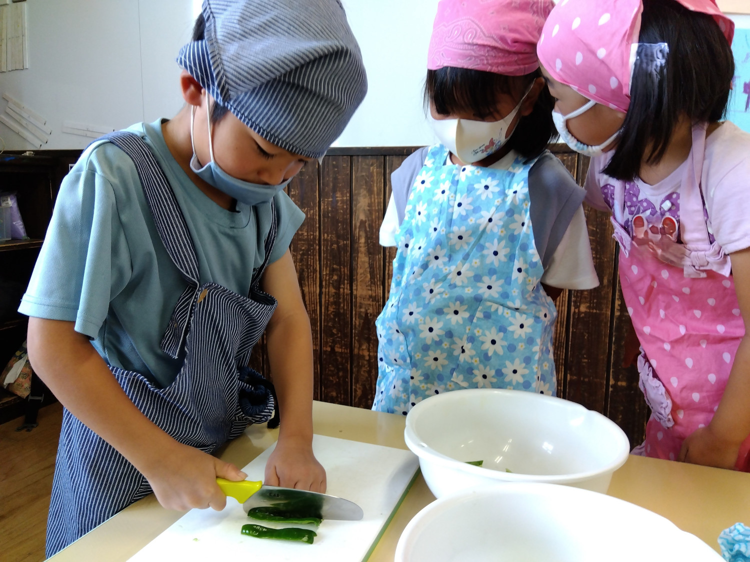 野菜を切る子どもたち