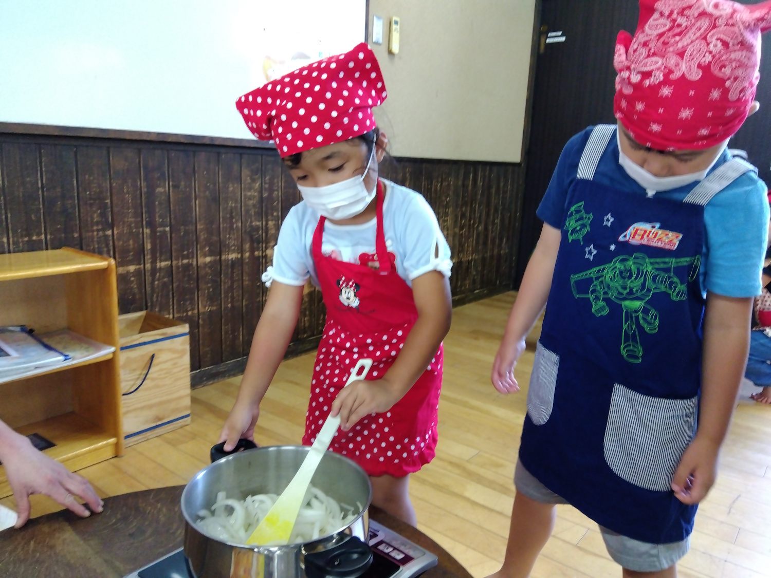 鍋で煮込む子どもたち