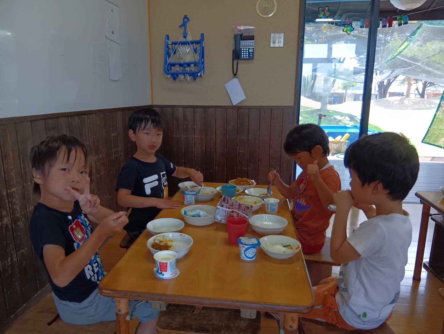作ったカレーを食べる子どもたち