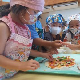 一宮どろんこ保育園「夏野菜ピザ作り」