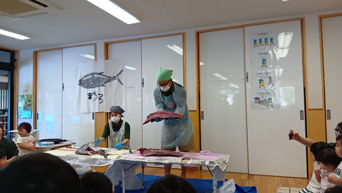 マグロが解体される