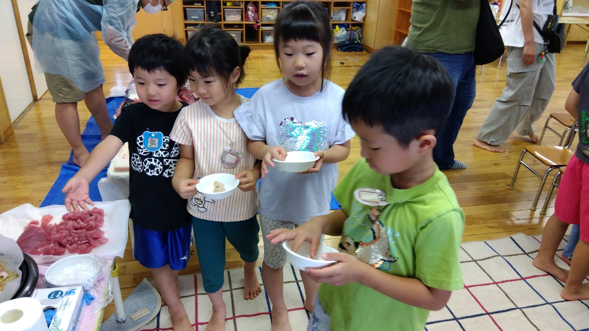 マグロに興味を持つ子どもたち