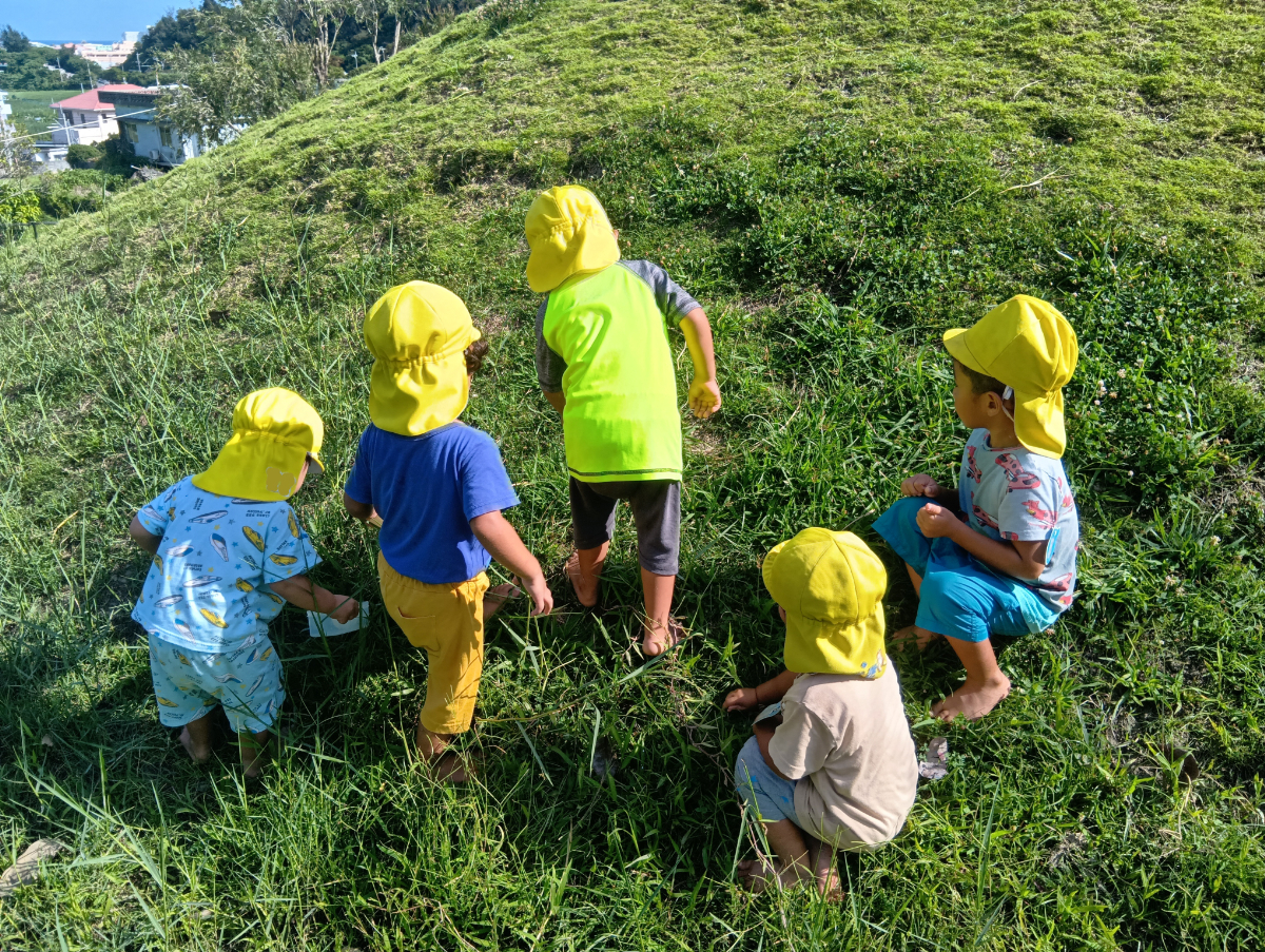 虫探しをする子どもたち