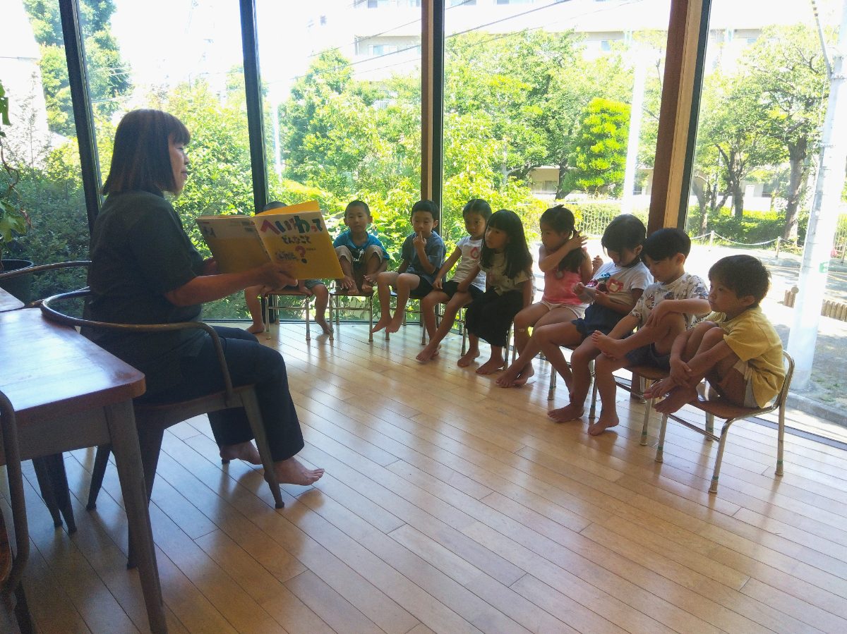 絵本の読み聞かせの様子