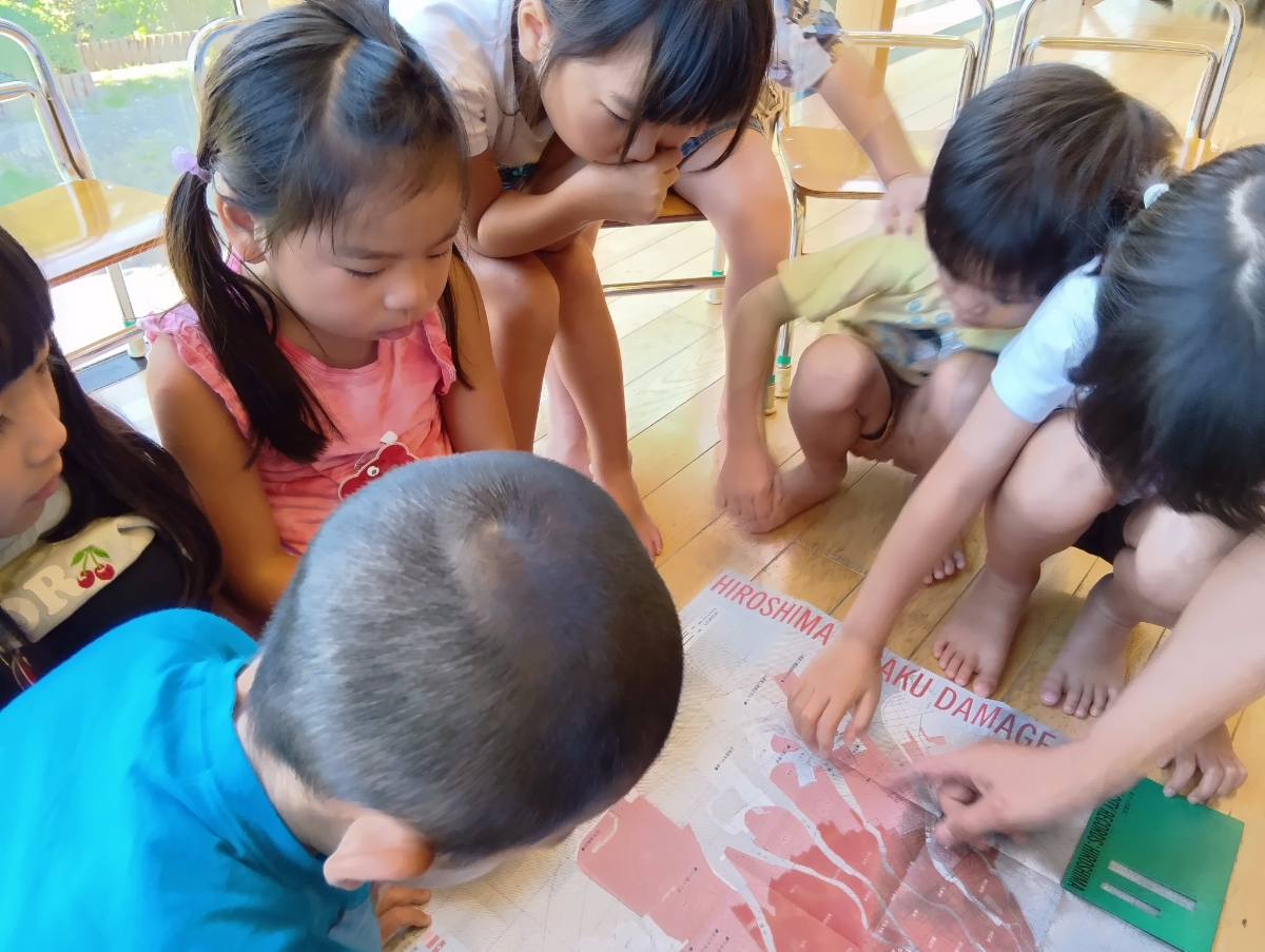 手帳の表記に興味を示す子どもたち