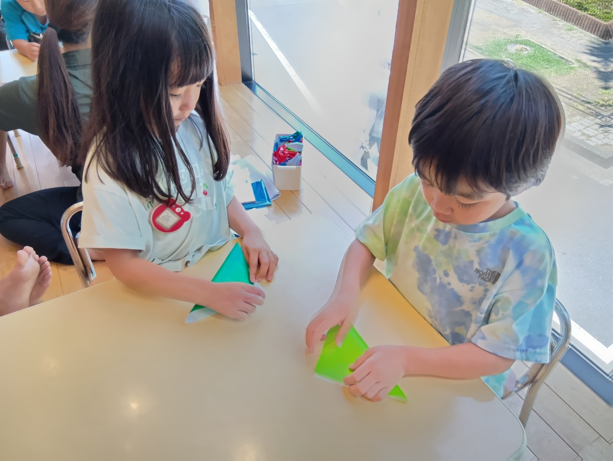 折鶴を折る子どもたち
