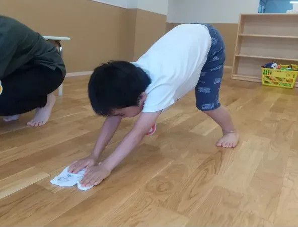 雑巾がけをする子ども