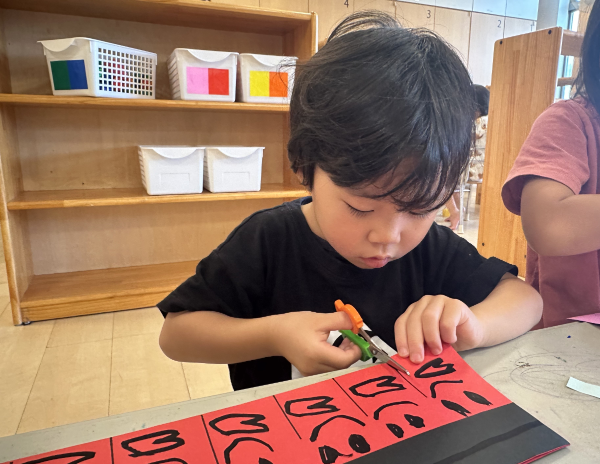 ハサミで提灯づくりの様子