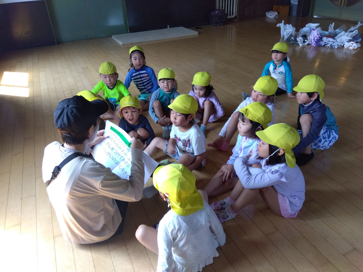 川遊びの約束事を聞く子どもたち