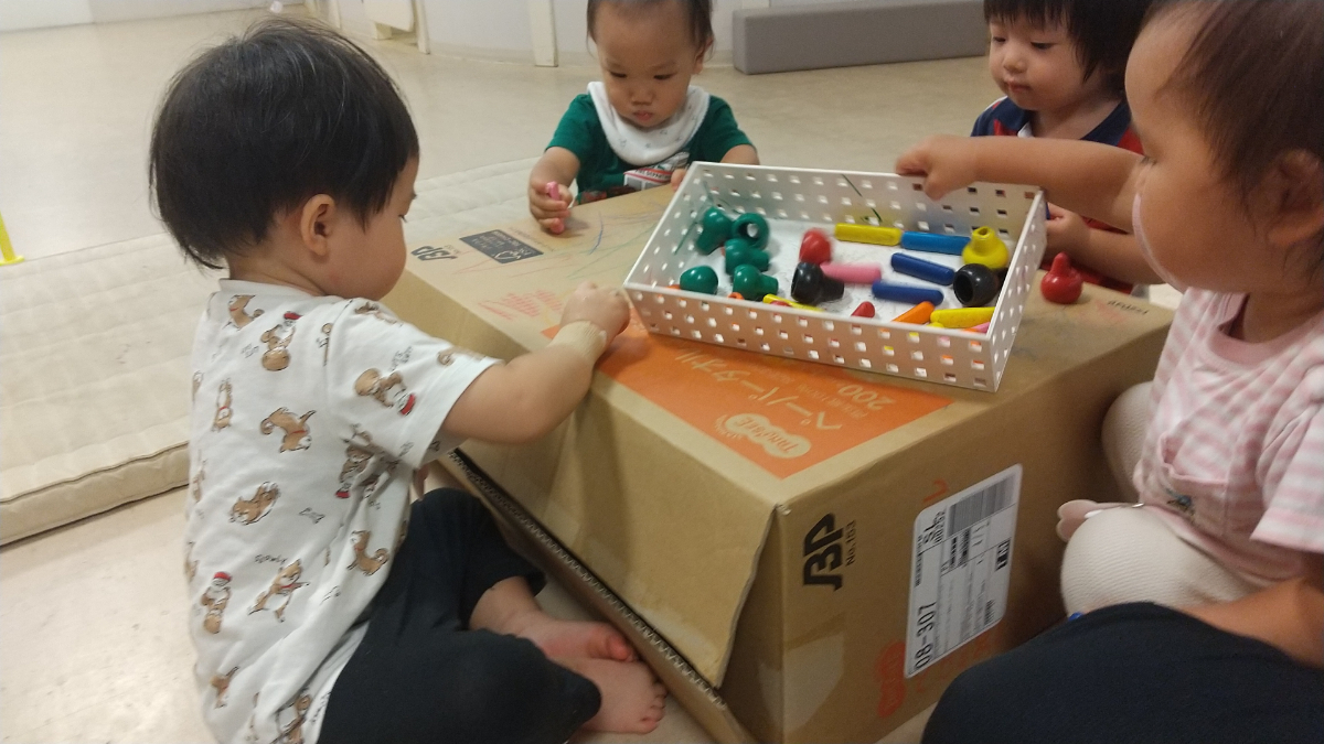 段ボールに絵を描く