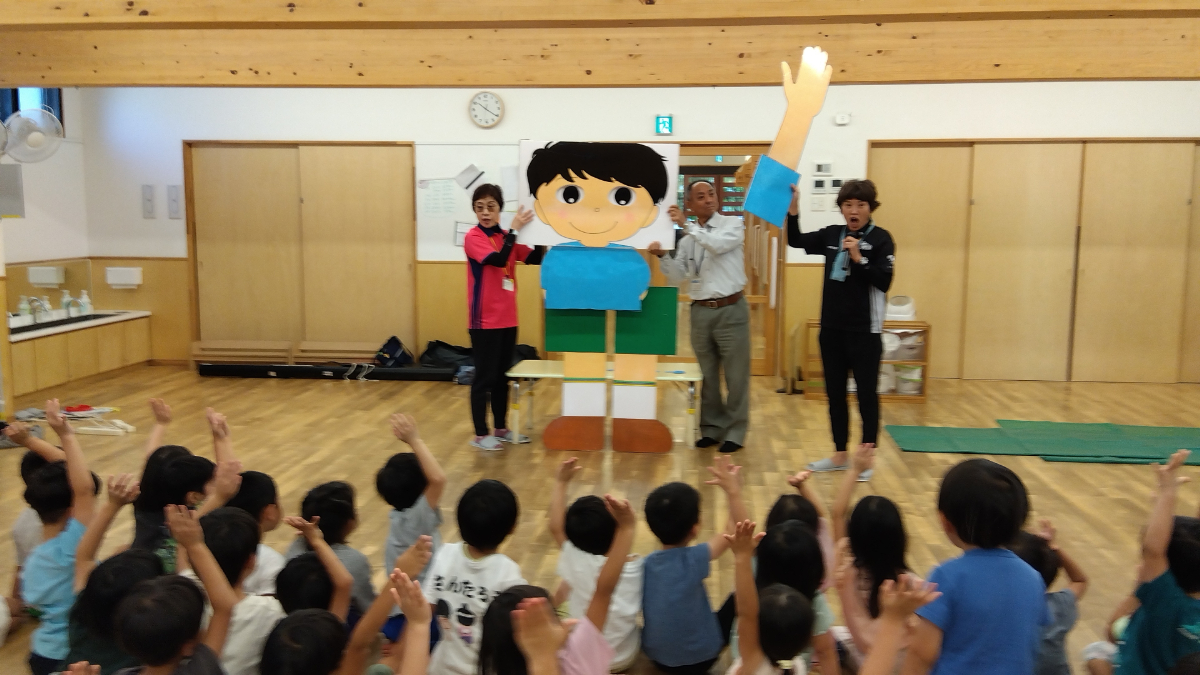 横断歩道の渡り方を学ぶ子どもたち